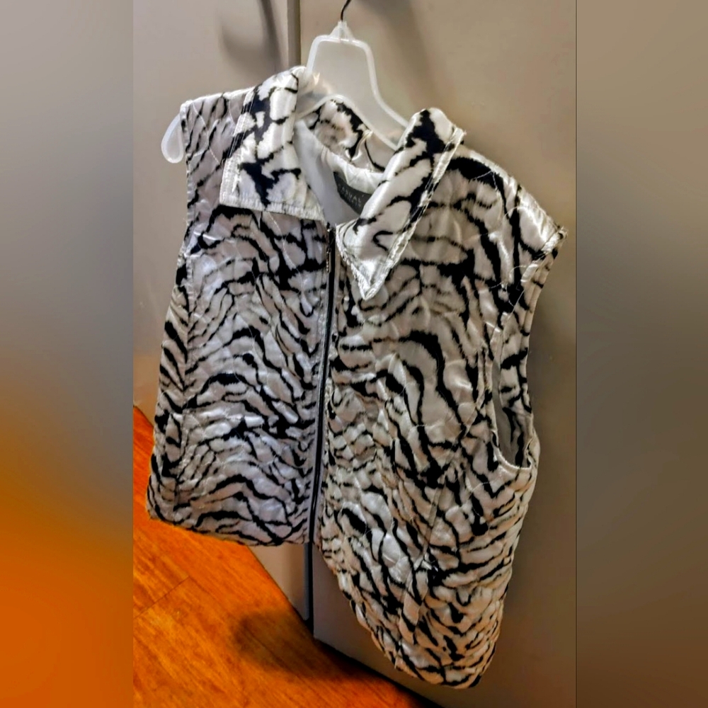 Women's black/white Casual Identity vest.  Large.